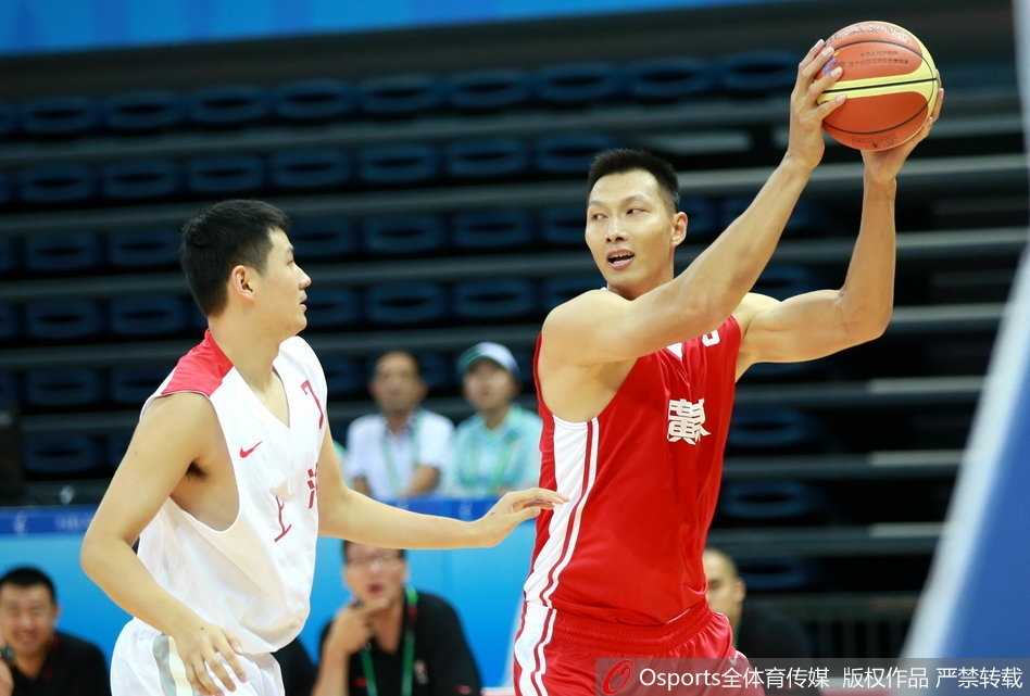 老将刘炜控球过半场，眼神沉着冷静，面对年轻后卫的贴身紧逼，依然稳稳地组织着球队的每一次进攻。