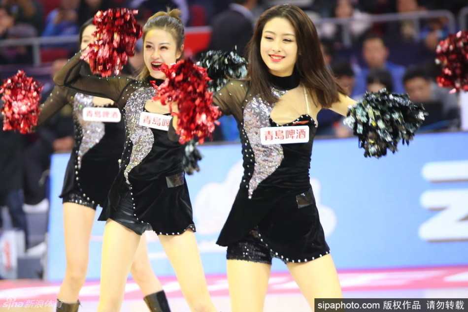 中场休息时，广东拉拉队宝贝在场地中央进行了一段柔情热舞，她乌黑的长发随风飘动，眼神专注而迷人，与身后巨大的广东队徽相映成趣。