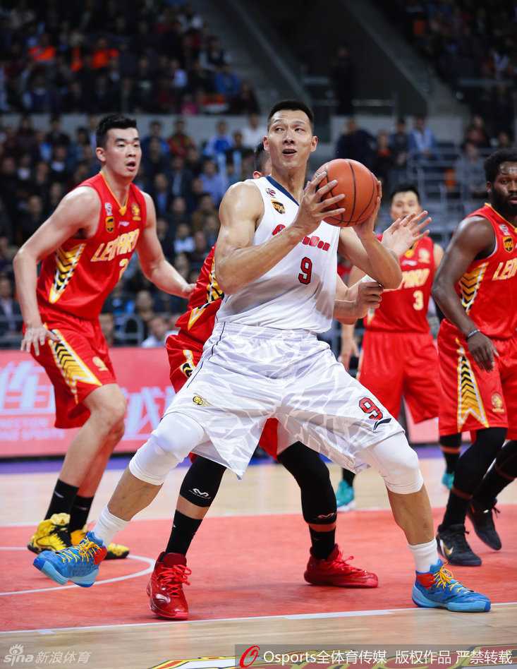 易建联在人群中高高跃起，双手大力灌篮，对手只能望球兴叹