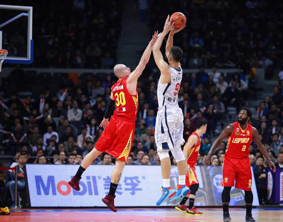 易建联运球一步过掉防守人，直杀篮下，眼神坚毅如炬