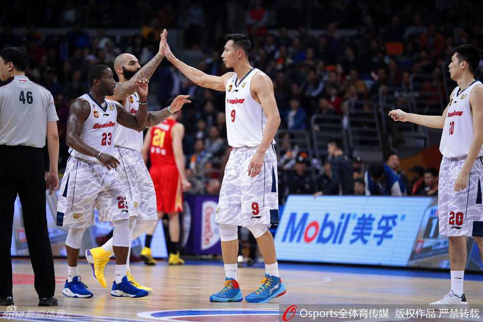 易建联面对防守悍将兰德里，利用身高优势从容跳投，篮球划出完美弧线