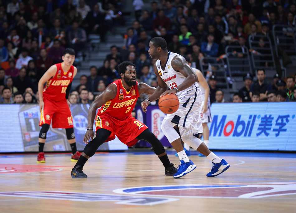 广东队替补席沸腾，布泽尔和斯隆起身挥拳庆祝，脸上洋溢着胜利的喜悦