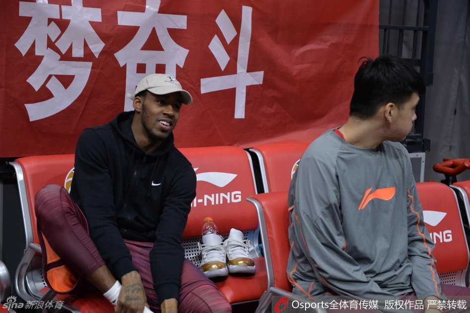 俞长栋在篮下挥汗如雨，一次次举起杠铃杆，眼神坚毅，肌肉线条在灯光下显得格外分明。