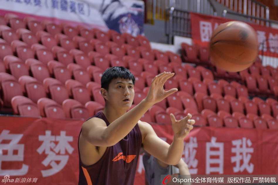 李根在场边独自压腿，汗水顺着脸颊滑落，嘴角却挂着一丝自信的微笑，心情看起来相当不错。