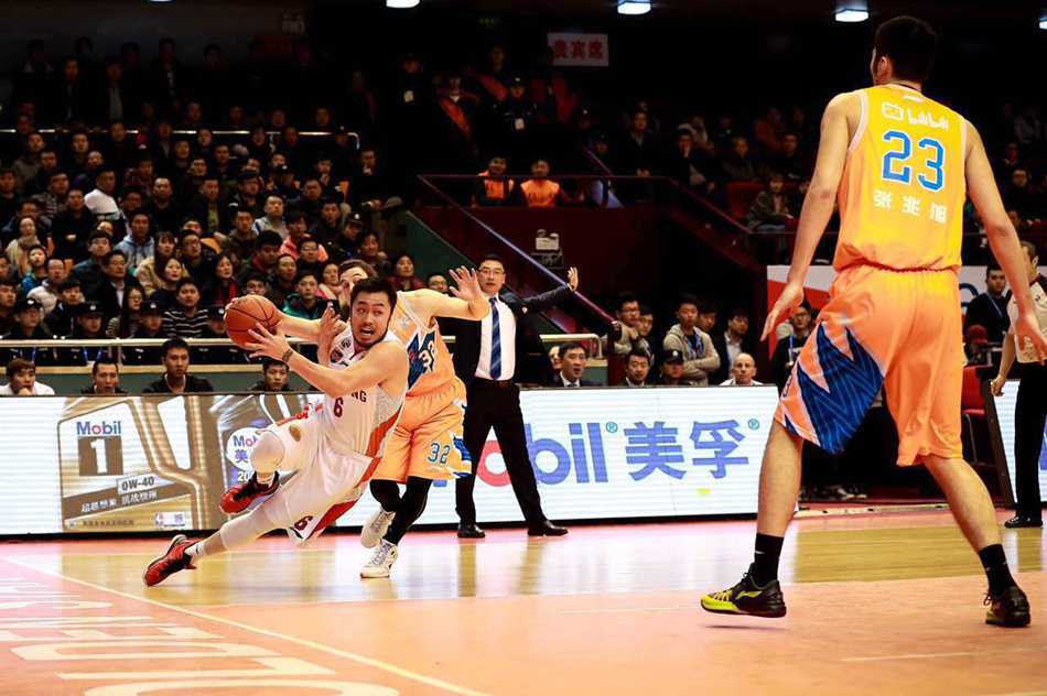 刘晓宇全神贯注压低重心进行死亡缠绕防守，双手张开如同大闸，令对手运球举步维艰。