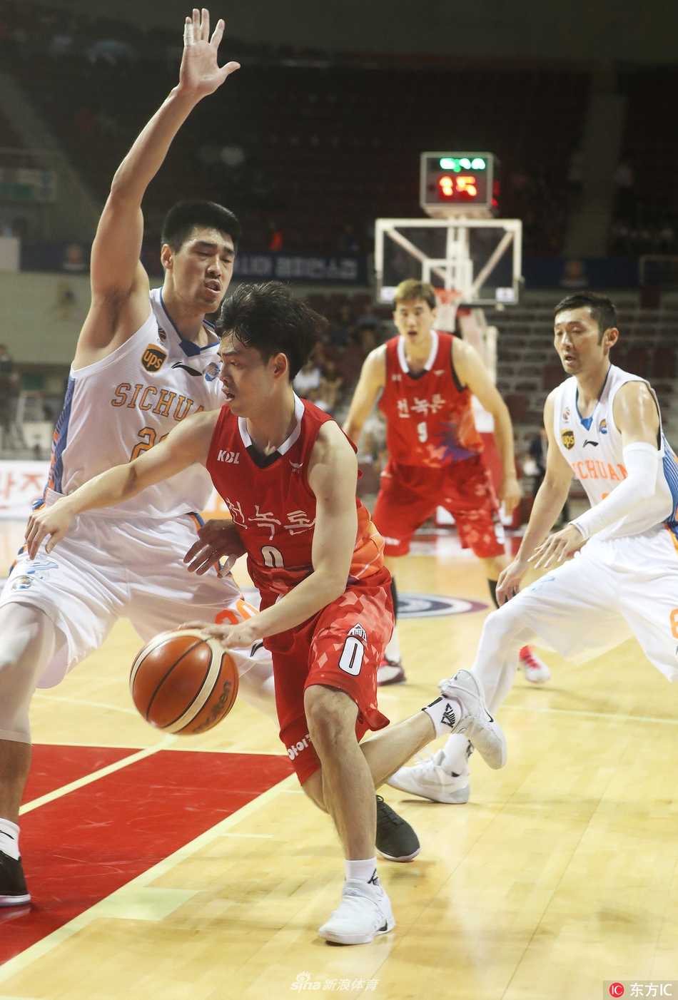 张春军在防守端送出关键盖帽，篮球被结实地按在篮板上，对手面露惊讶之色，展现了四川队强硬的防守态度