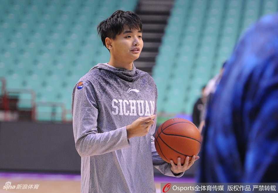 分组对抗中，球员们积极拼抢地板球，人仰马翻的场面展现了训练强度之高，飞身救球的瞬间定格了川军不言放弃的战斗精神。