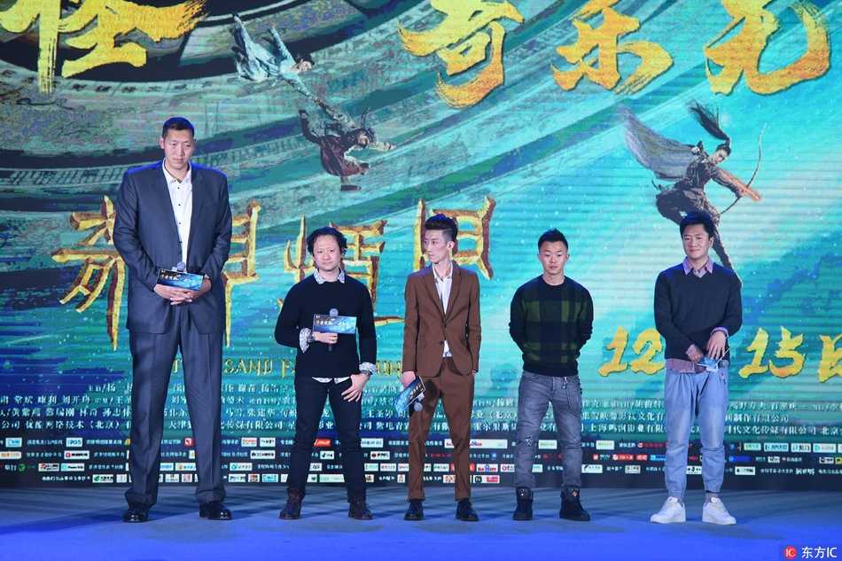 冬日京城盛会之下，孙明明以超凡身高成为全场焦点，他面带谦和微笑，与身旁的主持人形成极具视觉冲击力的反差，尽显跨界巨星的独特魅力。