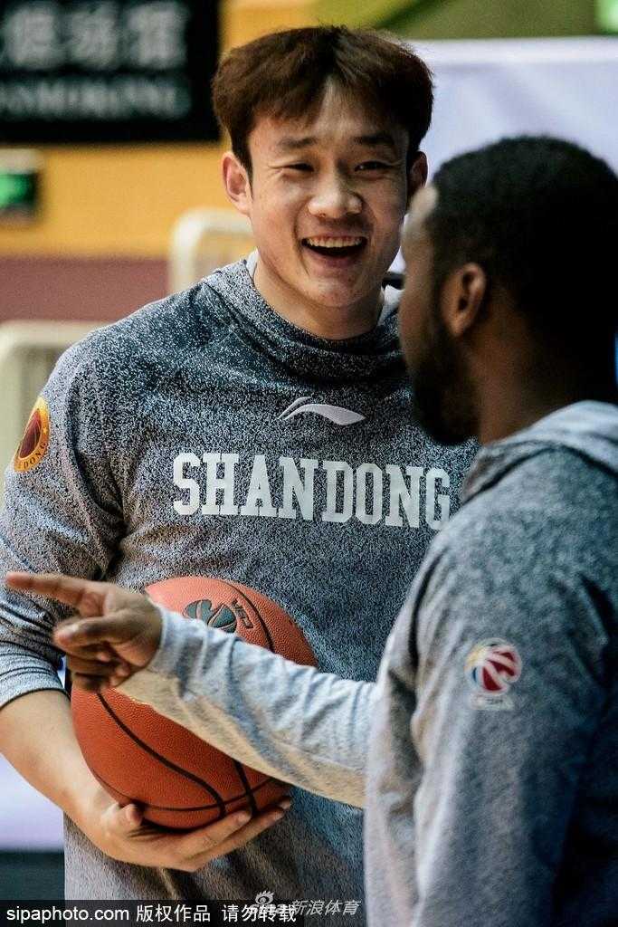 张春军面对旧主四川赛前神情专注，汗水顺着发梢滴落，每一次折返跑都写满了对胜利的渴望与职业球员的坚守。