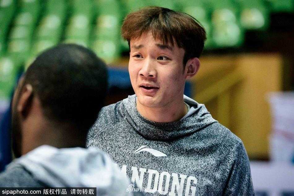 山东全队赛前热身围成圆圈，手臂搭在一起搭建成钢铁长城，呐喊声仿佛穿透照片，将客场作战的决心凝聚在巴蜀大地之上。