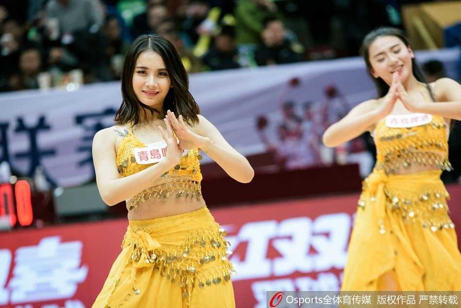 表演结束，宝贝们向四面看台的观众鞠躬致意，飞扬的发丝和脸上意犹未尽的神采，宣告着她们不仅是比赛的配角，更是这个夜晚真正的主角。