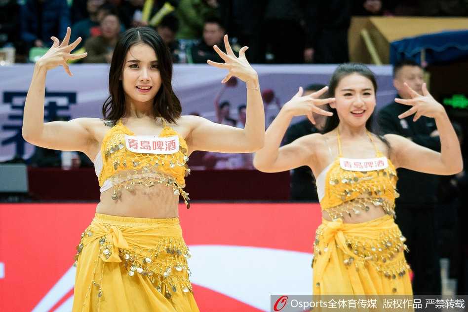 侧拍镜头下，宝贝们整齐划一的抬手动作如同经过精密计算，紧身舞服勾勒出健康优美的身体曲线，完美诠释了力与美的融合。