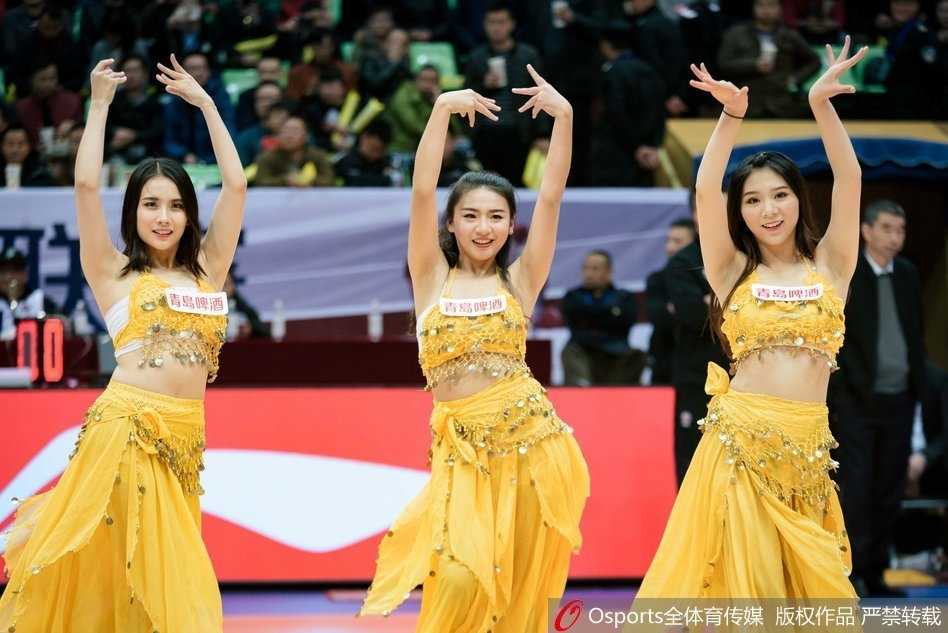 领舞的宝贝眼神坚定自信，高难度的后仰动作展现出极佳的柔韧性与力量感，飞扬的马尾辫仿佛也在随着音乐的鼓点跳跃。