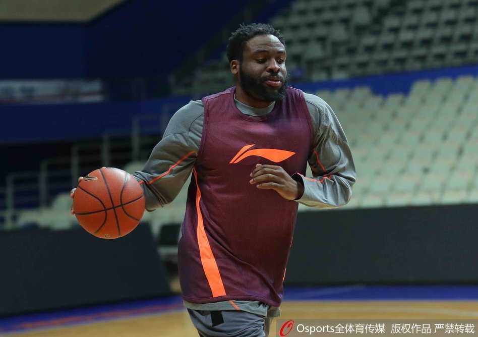 富兰克林在对抗中强行起跳上篮，身体在空中完全舒展，用行动证明自己随时准备好为球队出战