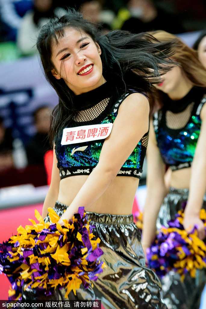 巴蜀霹雳战三晋热舞 引爆蓉城篮球之夜 四川主场啦啦队宝贝们身着红白相间劲装,手持金色花球,随着强劲的鼓点腾空跃起,发丝在空中划出充满力量的弧线,瞬间点燃全场。