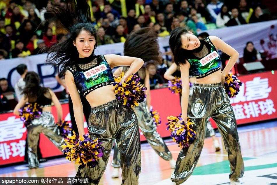 巴蜀霹雳战三晋热舞 引爆蓉城篮球之夜 山西男篮的客场啦啦队毫不示弱,她们用整齐划一的爵士舞步和自信的笑容,在对手的腹地开辟出属于自己的舞台,诠释了篮球德比中另一种形式的对抗与交流。