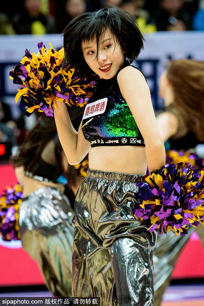 巴蜀霹雳战三晋热舞 引爆蓉城篮球之夜 镜头拉近,这位啦啦队女孩的眼中闪烁着对舞台的无限热爱,脸颊的汗珠在灯光下熠熠生辉,那是为营造最佳赛场氛围所付出的努力与荣耀的证明。