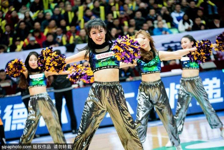巴蜀霹雳战三晋热舞 引爆蓉城篮球之夜 表演结束后,啦啦队宝贝们集体向四周看台的观众鞠躬致意,她们的笑容和汗水,成为了当晚CBA赛场上除了比分之外,最令人难忘的记忆。