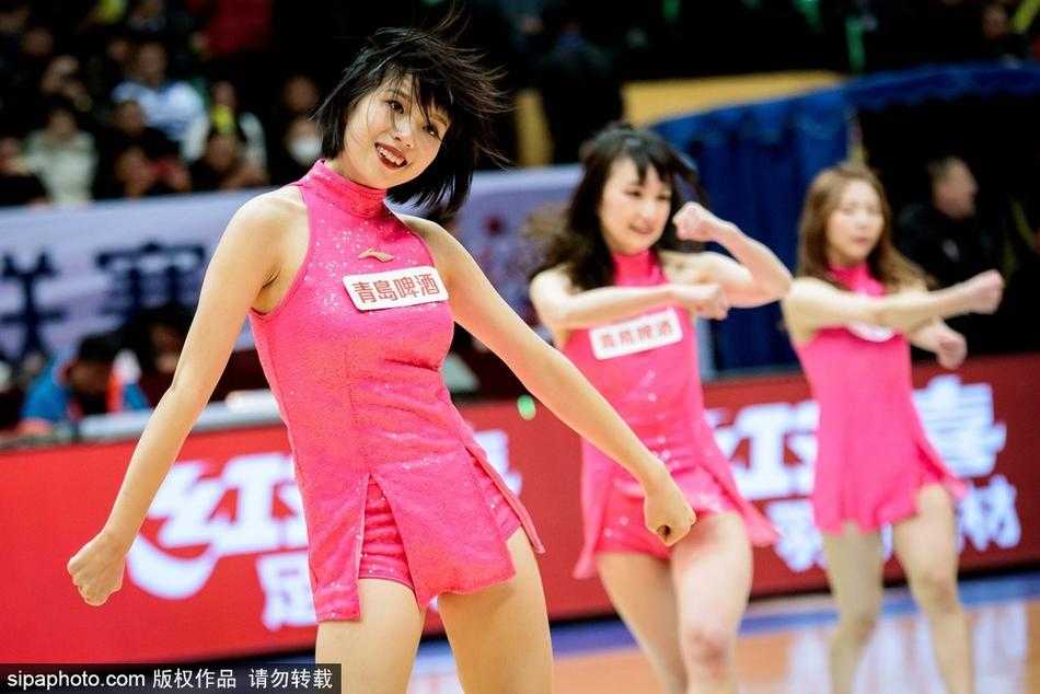 巴蜀霹雳战三晋热舞 引爆蓉城篮球之夜 中场休息时,两队啦啦队罕见地同框出现在场地中央,她们用极具张力的肢体语言和明媚的笑容,将四川省体育馆变成了一个巨大的迪斯科舞池。