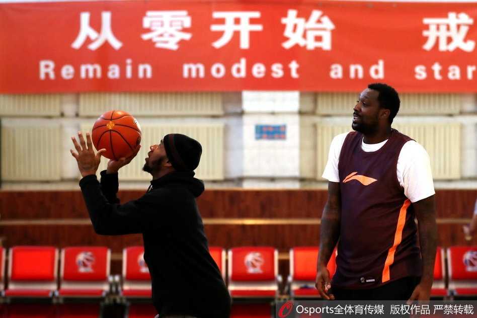 新疆队主教练李秋平在场边双手抱胸，目光紧紧跟随正在运球的布拉切，嘴角露出一丝不易察觉的微笑，仿佛对即将到来的排兵布阵胸有成竹