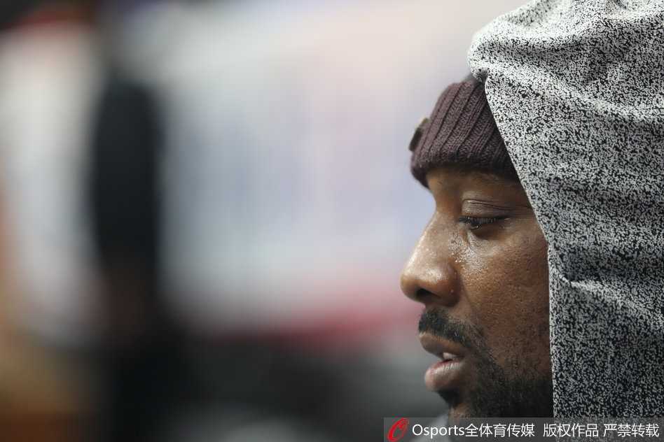 布拉切从座位上起身，宽松的衬衫下摆露出，略显笨拙的身形透露出一丝无奈与慵懒。