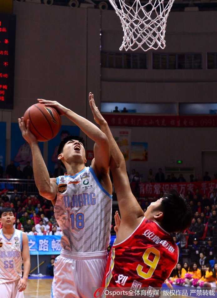 比赛关键时刻，新疆队外援布拉切在内线遭遇三人合围，他高高跃起将球点给外线空位的队友，展现了良好的团队配合意识。