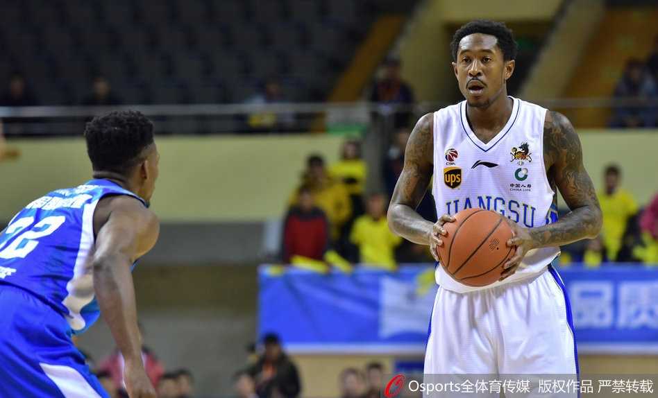 布鲁克斯42分引领大逆转,江苏肯帝亚主场119-106击退青岛 青岛队核心吉布森面对江苏队的双人夹击,依然在空中扭腰寻找出手机会,他孤军奋战的身影诠释了何为孤胆英雄。