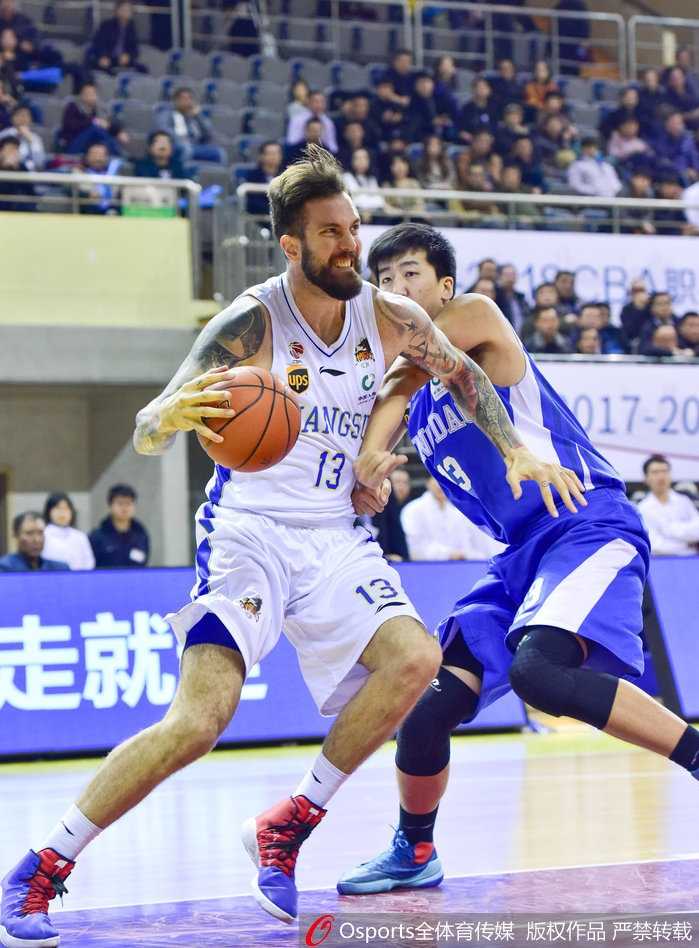 布鲁克斯42分引领大逆转,江苏肯帝亚主场119-106击退青岛 江苏队老将易立持球加速突破,他的身影矫健如风,虽然不再年轻,但每一次冲击篮筐都带着必胜的决心和领袖的担当。