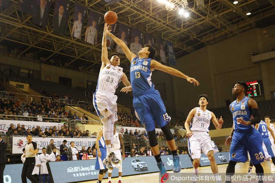 布鲁克斯42分引领大逆转,江苏肯帝亚主场119-106击退青岛 江苏队外援拉杜利察在青岛队员的严密包夹下依然高举高打,他肌肉紧绷,奋力将球放入篮筐,展现了内线支柱的强硬。