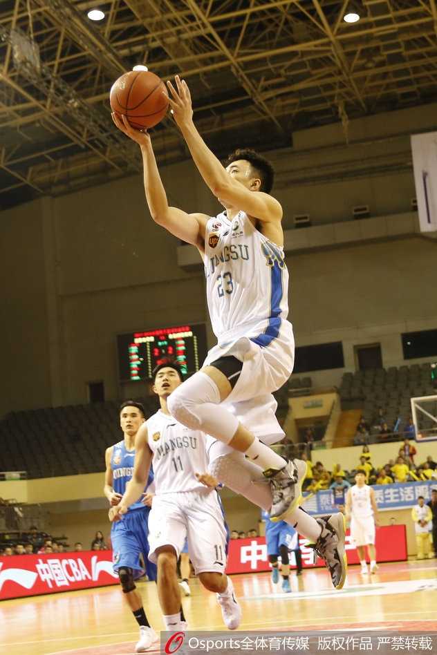 布鲁克斯42分引领大逆转,江苏肯帝亚主场119-106击退青岛 江苏队的防守悍将史鸿飞目光如炬,他紧紧贴防青岛队的持球队员,双臂张开形成一道难以逾越的屏障,展现不屈的防守态度。