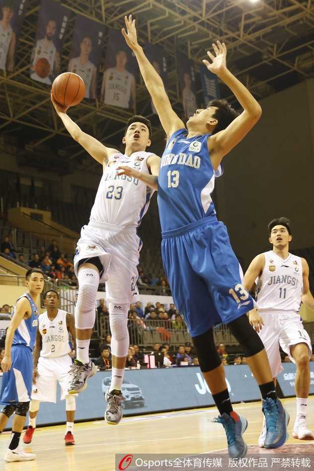 布鲁克斯42分引领大逆转,江苏肯帝亚主场119-106击退青岛 马尚·布鲁克斯如闪电般突破青岛队防线,他眼神坚毅,单臂托球跃起,仿佛在书写一场属于他的得分盛宴。
