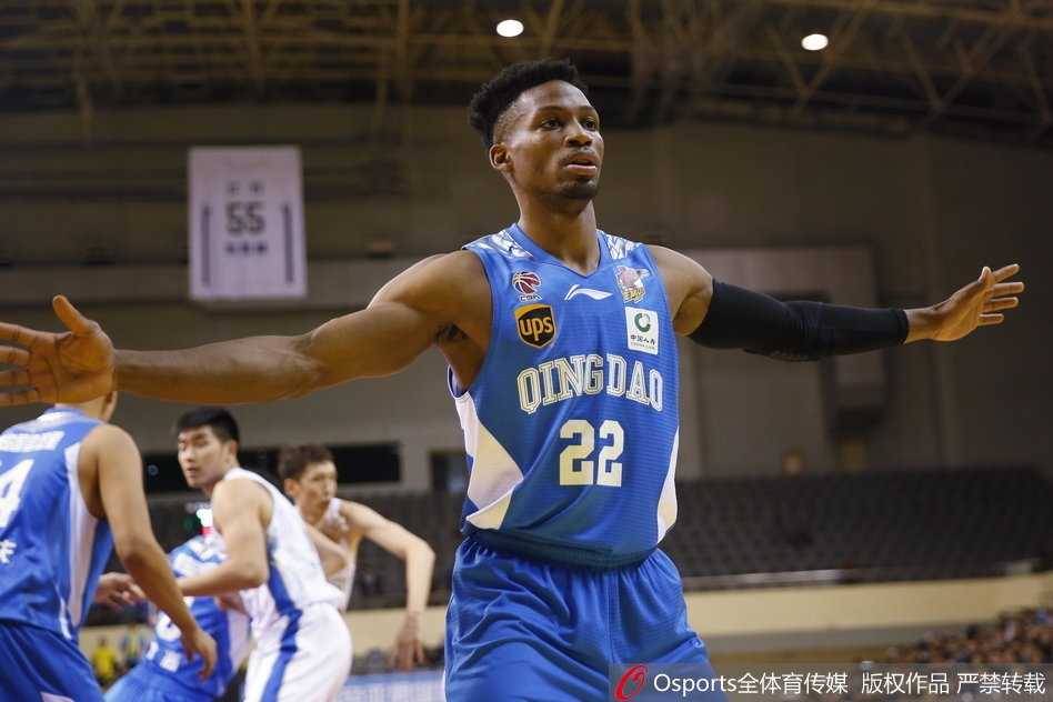 布鲁克斯42分引领大逆转,江苏肯帝亚主场119-106击退青岛 江苏队的柳伟在篮下卡位奋力拼抢篮板,他利用宽厚的身体顶住对手,高高跃起将球收入囊中,这是内线球员最纯粹的肌肉碰撞。