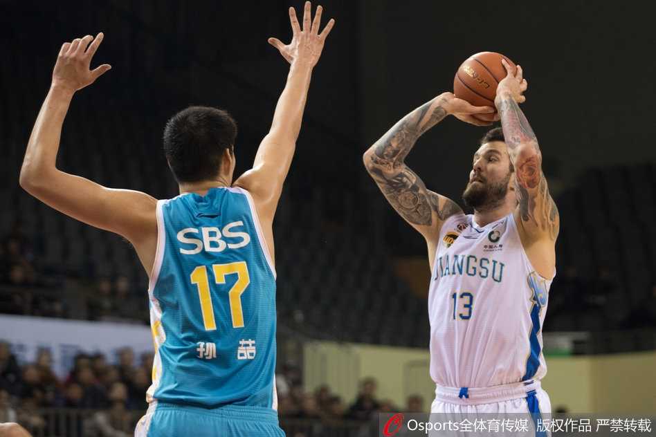 身高臂长的拉杜利察在福建队内线高高跃起，双手将球砸入篮筐，展现了他强大的内线统治力。