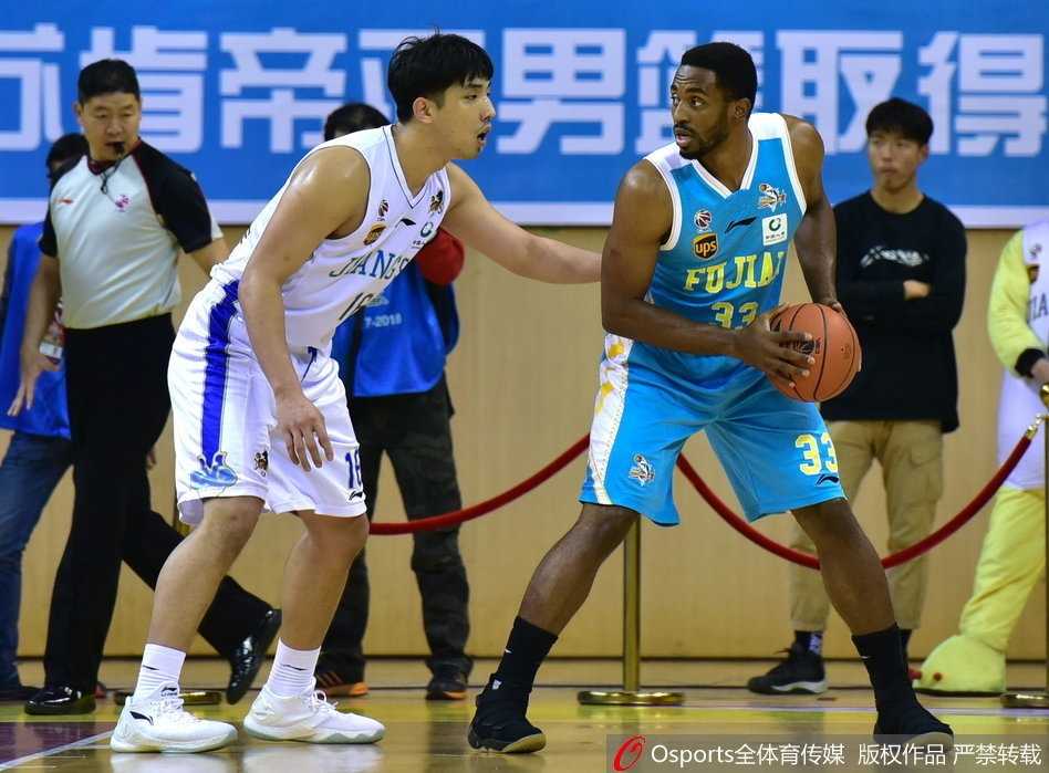 江苏队老将易立与队友在暂停时激情击掌，他们之间的信任和默契是球队能够顶住反扑、拿下胜利的重要保障。