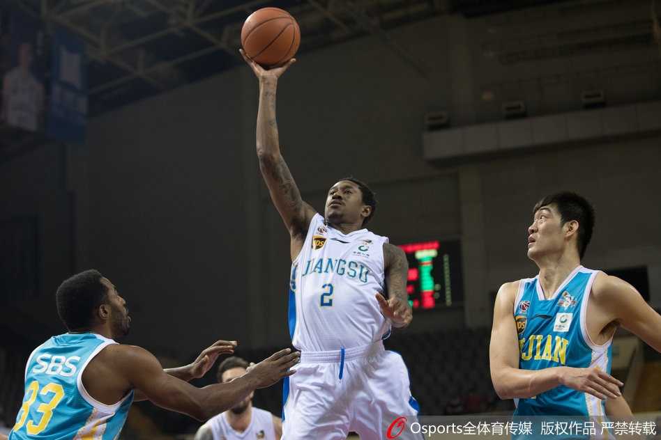 比赛结束后，江苏肯帝亚的全体队员围在一起庆祝这来之不易的六连胜，他们的笑容背后是团结协作的最佳写照。