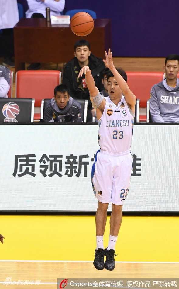 布鲁克斯率肯帝亚力擒山西,末节惊魂锁定常规赛前五席位 老将易立持球强行突破,他的身影如箭般锐利,面对山西防守悍将李敬宇的贴身紧逼,依旧毫无惧色地杀向内线,展现着江苏篮球的坚韧风骨。