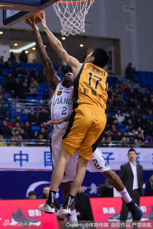布鲁克斯率肯帝亚力擒山西,末节惊魂锁定常规赛前五席位 山西队外援沃伦在失去平衡的瞬间奋力将球抛出,眼神中满是不甘与渴望,他全场砍下38分,几乎凭借一己之力将球队从深渊中拉回。