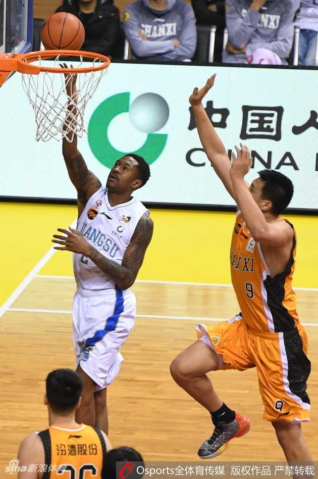 布鲁克斯率肯帝亚力擒山西,末节惊魂锁定常规赛前五席位 内线悍将拉杜利察在山西队重重包围之下强行起篮,他强壮的身躯如同推土机般碾压禁区,为球队贡献了宝贵的25分和9个篮板。