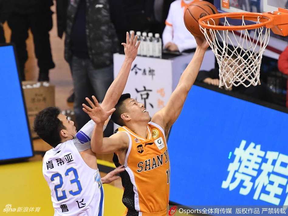 布鲁克斯率肯帝亚力擒山西,末节惊魂锁定常规赛前五席位 暂停时刻,江苏肯帝亚的替补席气氛凝重,主教练贝西诺维奇手持战术板躬身部署,球员们聚精会神聆听,大战的紧张感在这一刻凝固。