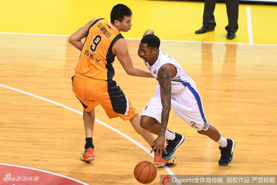 布鲁克斯率肯帝亚力擒山西,末节惊魂锁定常规赛前五席位 马尚·布鲁克斯在山西队多人围堵下依然闲庭信步,他轻巧地抛射出手,篮球划过一道优美弧线坠入网窝,这一刻他宛如球场上的指挥家。