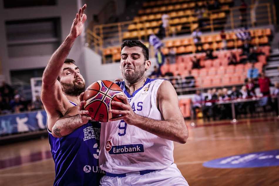 希腊队世预赛力克爱沙尼亚,广厦外援博洛西斯以队长身份闪耀赛场 篮下的博洛西斯如同希腊神殿的守护神一般,面对爱沙尼亚球员的突破高高跃起,用一记遮天蔽日的封盖拒绝了对手的得分企图。