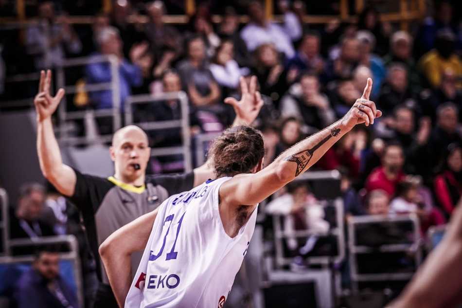 希腊队世预赛力克爱沙尼亚,广厦外援博洛西斯以队长身份闪耀赛场 博洛西斯在高位展现大师级策应能力,他双手将球举过头顶,视线越过防守者,正寻找空切篮下的队友,准备送出一记手术刀般的传球。