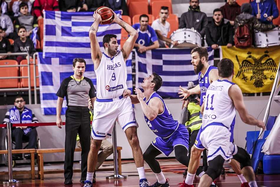 希腊队世预赛力克爱沙尼亚,广厦外援博洛西斯以队长身份闪耀赛场 作为希腊队长,博洛西斯在暂停期间站在队友中间,神情严肃地用手指点着战术板,向年轻队员们面授机宜,传递着老将的经验与智慧。