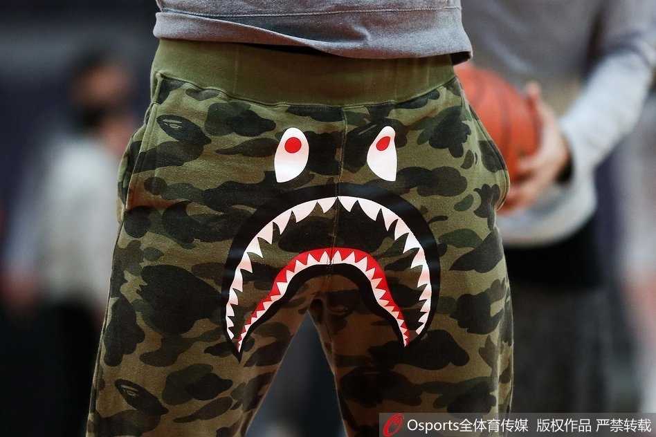 帕戈潮裤抢镜变身舞王 同曦备战季后赛气氛搞怪 帕戈身穿抢眼潮裤在训练场上扭动身躯,即兴发挥的搞笑舞步逗乐了身后正在拉伸的队友,整个场馆充满了欢笑声