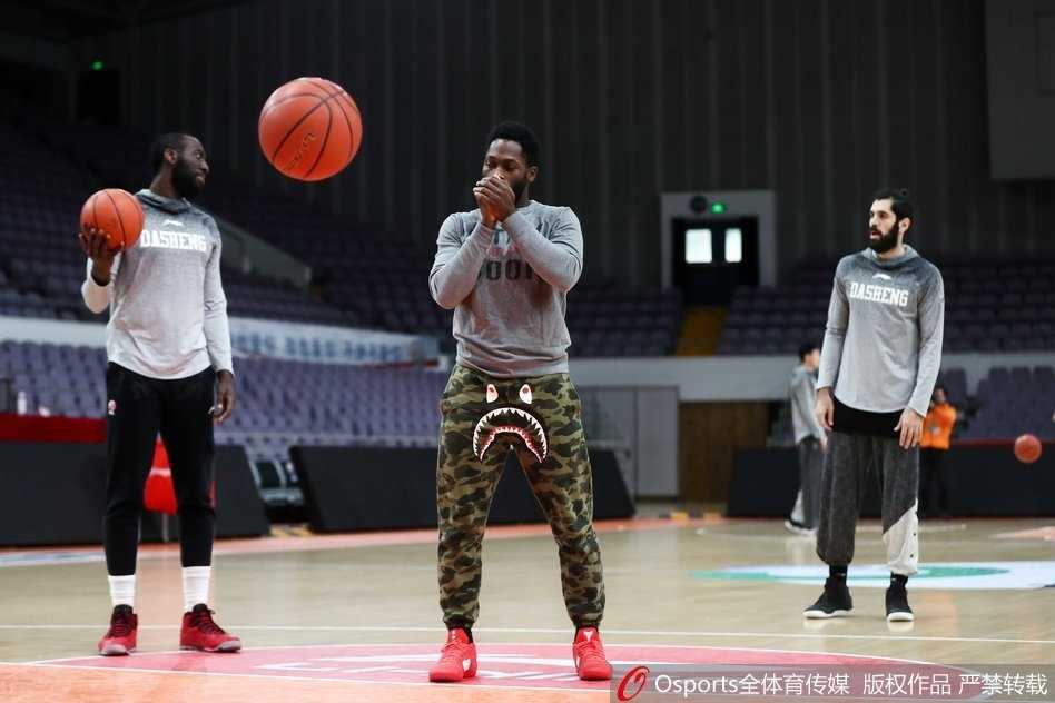 帕戈潮裤抢镜变身舞王 同曦备战季后赛气氛搞怪 帕戈的搞怪潮裤格外醒目,他随着音乐节奏摇摆,脸上带着顽皮的笑容,连一旁走过的工作人员都忍不住驻足观看这滑稽的一幕