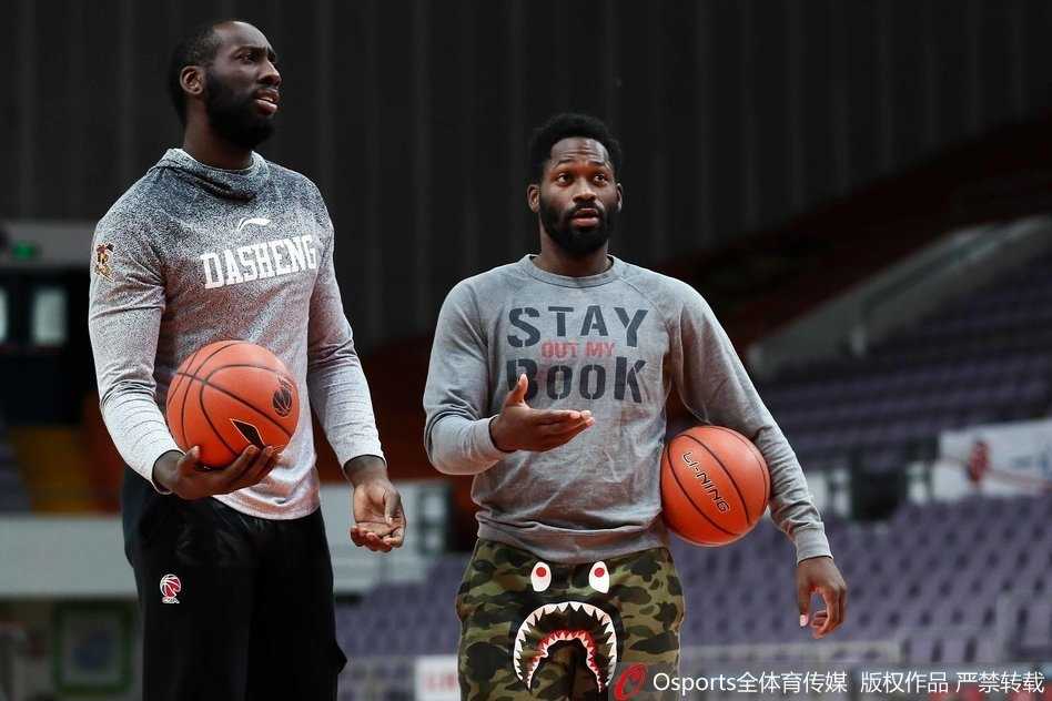 帕戈潮裤抢镜变身舞王 同曦备战季后赛气氛搞怪 帕戈的搞怪天赋不仅体现在球技上,这夸张的舞蹈动作仿佛在进行某种奇怪的赛前仪式,连远处的希克森都投来了好奇的目光