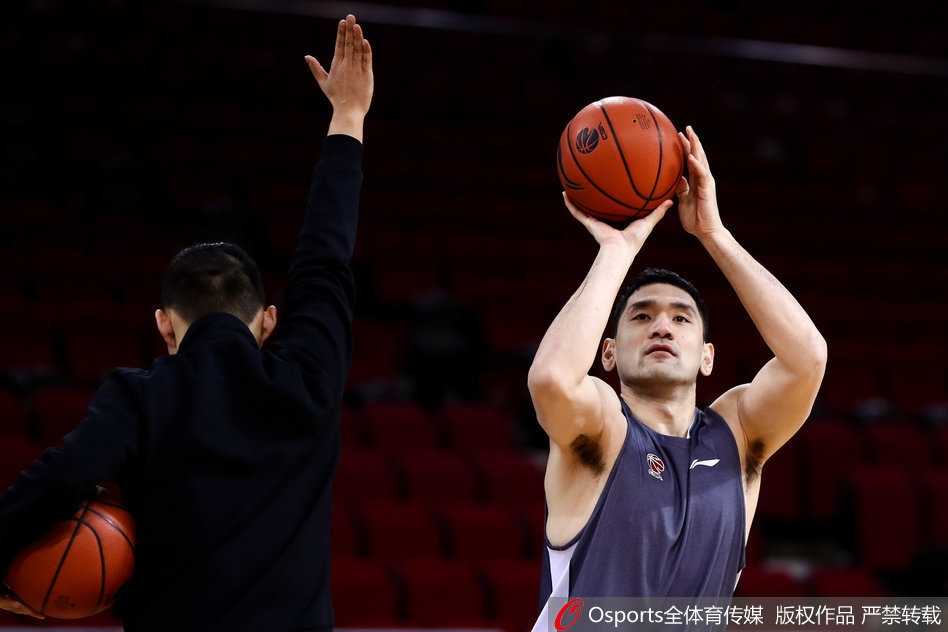 夕阳的余晖透过体育馆高窗洒在木地板上，郭艾伦完成最后一组投篮练习后，站在原地凝视着篮筐，白色的绷带在逆光中勾勒出一抹坚毅的轮廓。