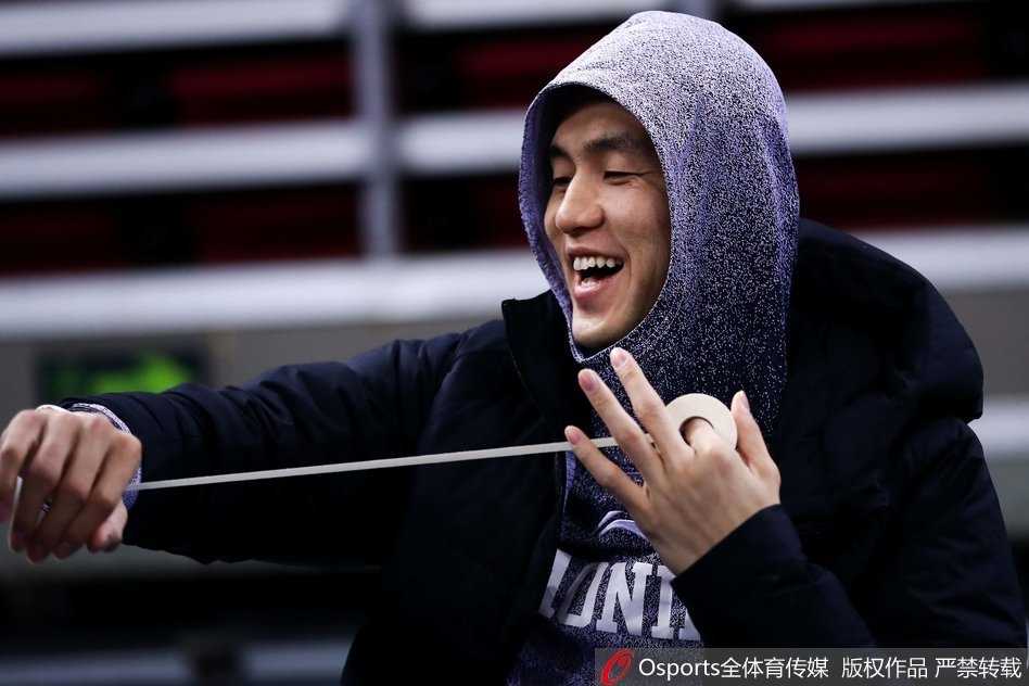 郭艾伦在训练中完成了一次漂亮的突破上篮，身体在空中舒展，手指轻轻将球拨向篮板，缠着绷带的手依然保持着完美的投篮手型。