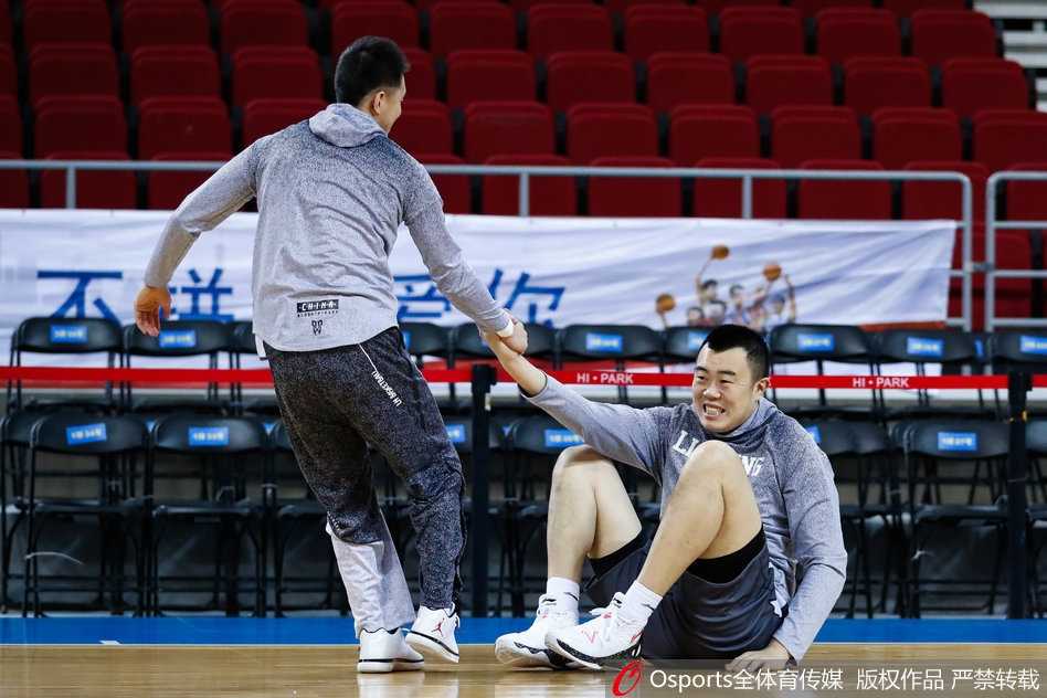 训练结束后，郭艾伦收拾装备准备离开，他嘴角带着一丝微笑，仿佛对今天的训练效果感到满意，也像是在对镜头说：球场见。