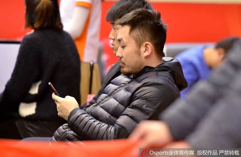 带伤观战神情凝重 睢冉缺阵山东加时险胜广厦 睢冉双手抱在胸前,静静地坐在替补席上观看比赛,受伤的左脚穿着特制的保护靴架在地面上,他的目光深邃而坚定,仿佛在用另一种方式守护着球队。